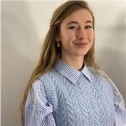 Tutrice aide aux devoirs et soutien scolaire donne des cours particuliers